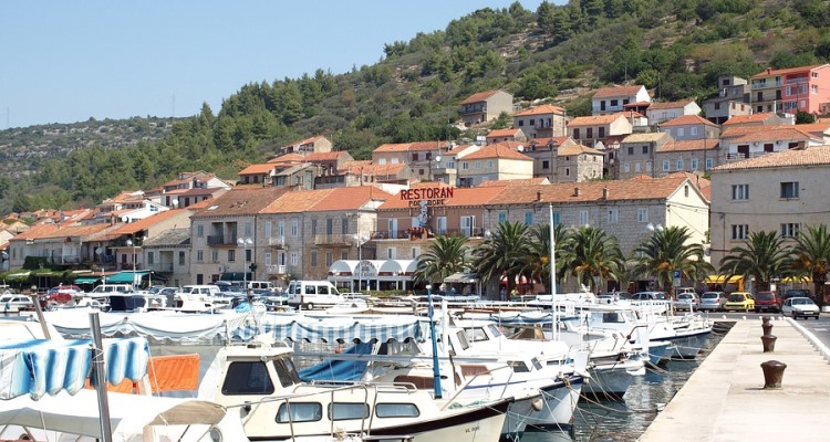 Vela Luka: porticciolo con barche