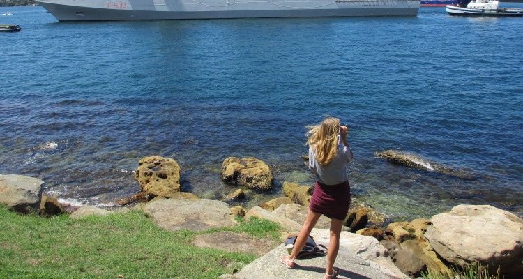 Viaggiare dentro di sé: ragazza guarda il mare con il binocolo