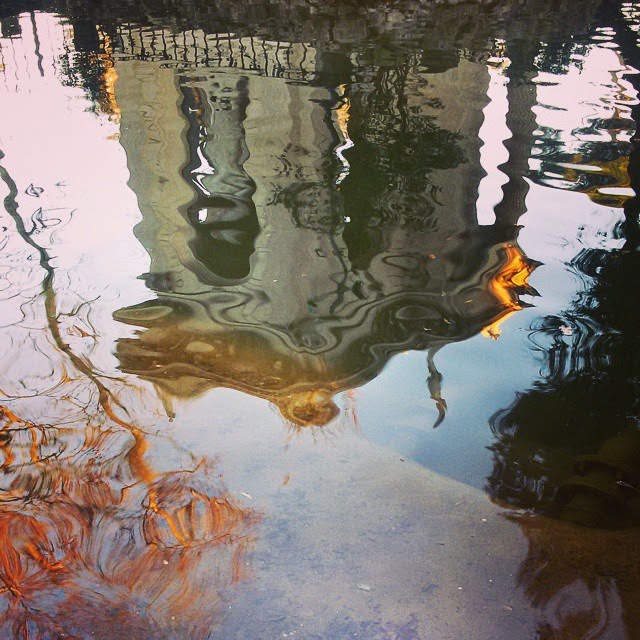Villa Borghese al tramonto: sole che si specchia nell'acqua