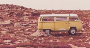 Racconto di un viaggio on the road. Volkswagen giallo nel deserto