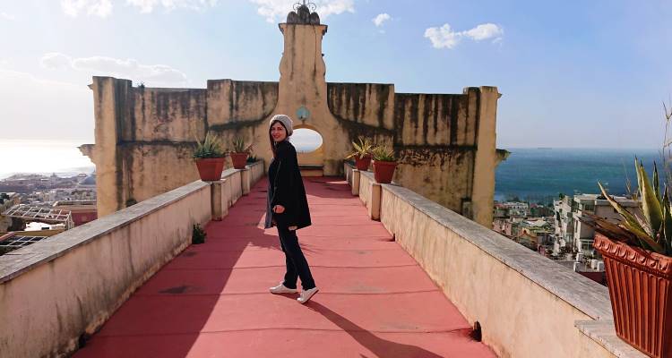 Wanderlust: ragazza sul tetto di Casa Tolentino, a Napoli