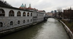 Lubiana: il fiume fiume Ljubljanica vicino al Mercato Centrale