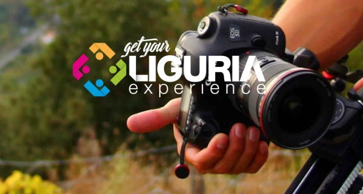 Get Your Liguria Experience: una mano tiene una macchina fotografica