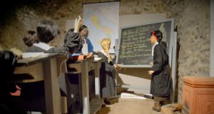 Maestra e scolari rappresentati nel presepe di Roversano