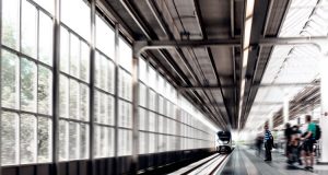 Un viaggio non è: foto di persone alla stazione dei treni di Amsterdam