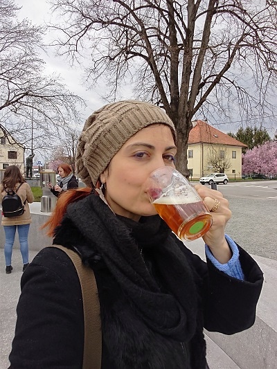 Donna che beve la birra
