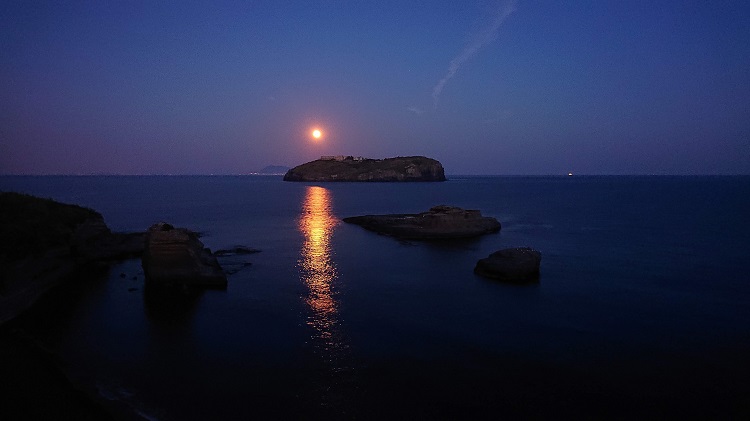 Luna rossa sopra l'isola di Santo Stefano, di fronte a Ventotene