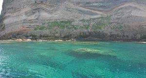 Mare verde smeraldo e roccia