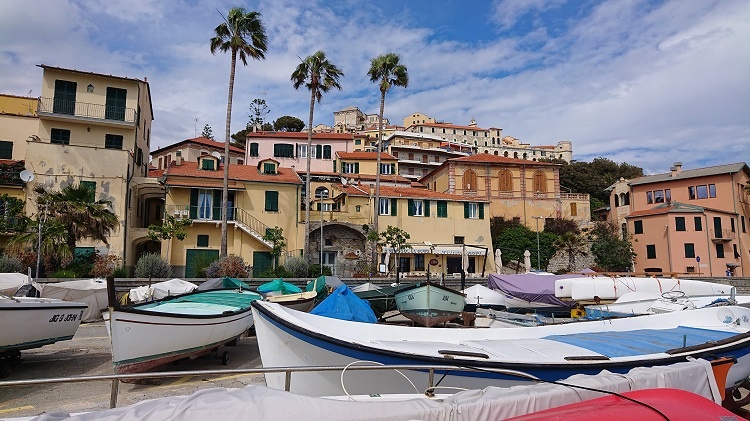 Barce e case colorate di Borgo Foce, a Imperia