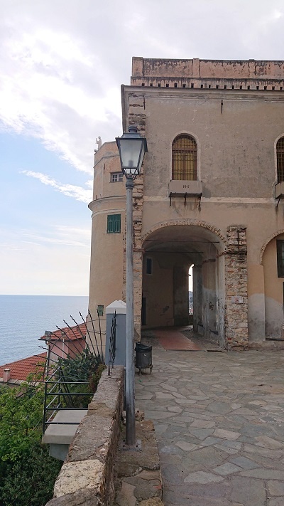 Esterno delle logge di Santa Chiara, con vista sul torrione