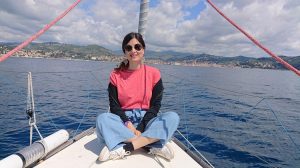 Ragazza a prua di una barca a vela