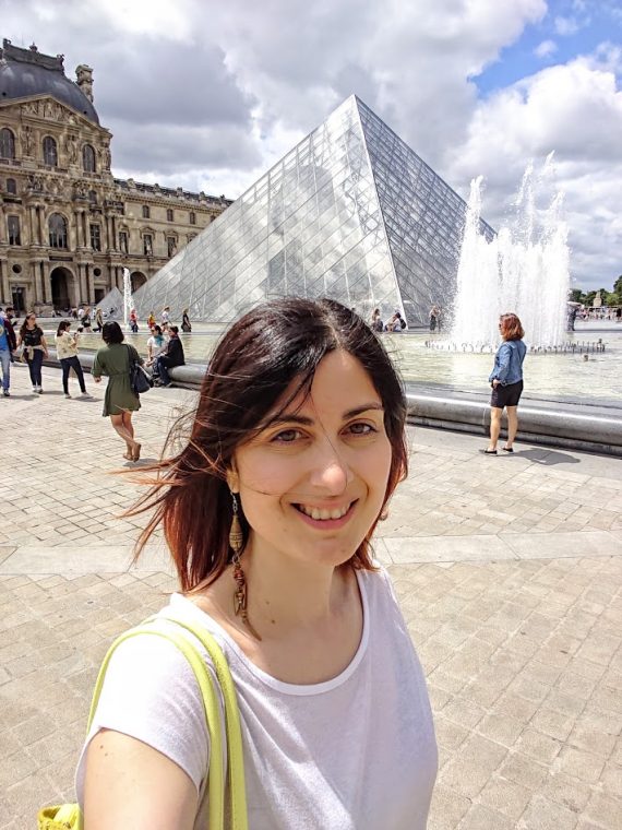 Parigi: selfie di una ragazza di fronte alla piramide del Louvre