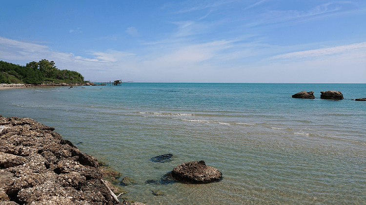 Costa dei Trabocchi: il trabocco di Vasto Marina visto dalla spiaggia