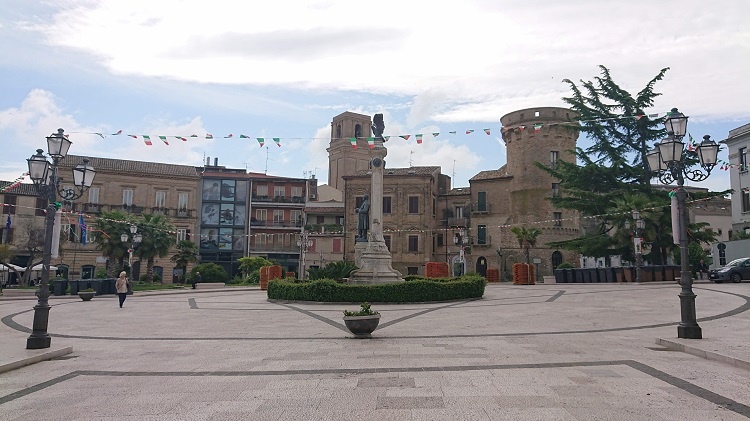 Piazza Rossetti a Vasto, piena di bandierine per il due giugno