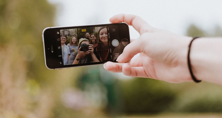 Blogger: selfie di gruppo nello schermo di un iPhone