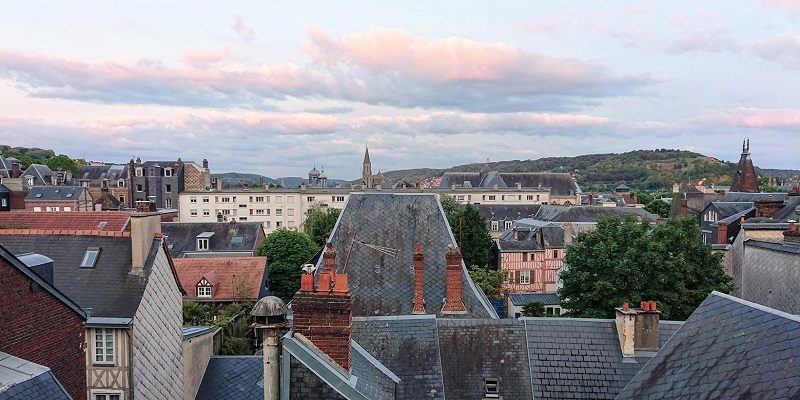I tetti di Rouen al tramonto