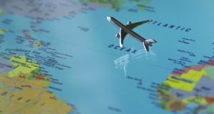 Cosa fare nei lunghi viaggi in aereo: modellino su un mappamondo