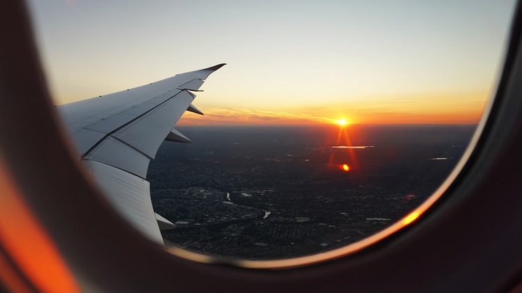 Cosa fare nei lunghi viaggi in aereo: tramonto dalloblò