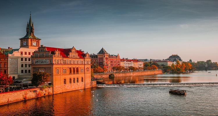 La vista di Praga al tramonto da uno dei tanti ponti