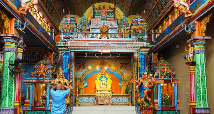 Viaggio in Sri Lanka: uomo che prega in un tempio indù