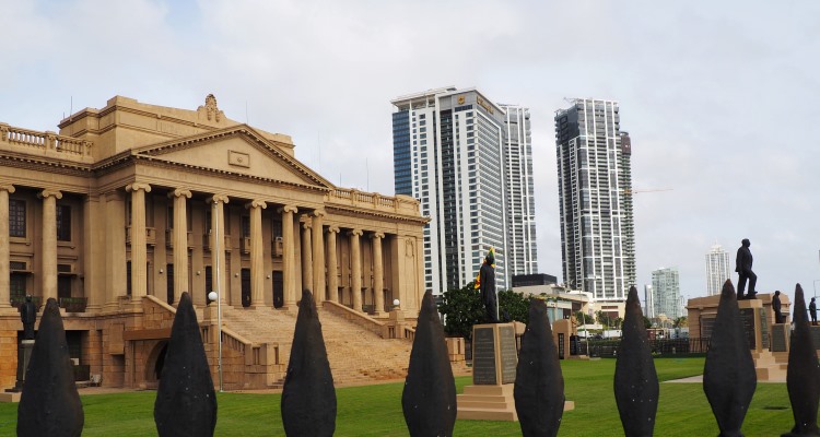 Edifici vecchi e nuovi a Colombo Palazzo antico accanto a grattacieli a Colombo