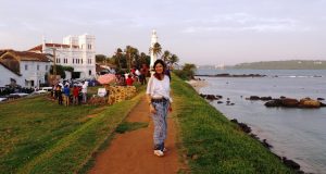 Ragazza di fronte al faro di Galle