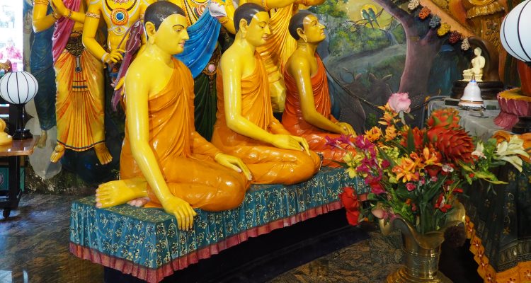 Buddha inginocchiati in un tempio buddista di Colombo Costa sud ovest dello Sri Lanka: Buddha inginocchiati nel Gangaramaya Temple