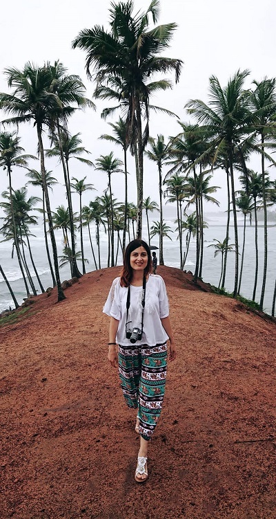 Coconut Palmtree Hill Ragazza tra le palme di Mirissa, a sud ovest dello Sri Lanka
