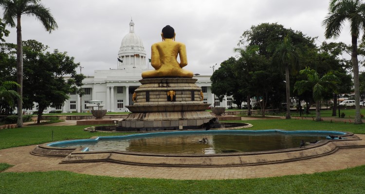 Statua del Buddha a Colombo Buddha di spalle di fronte al municipio di Colombo