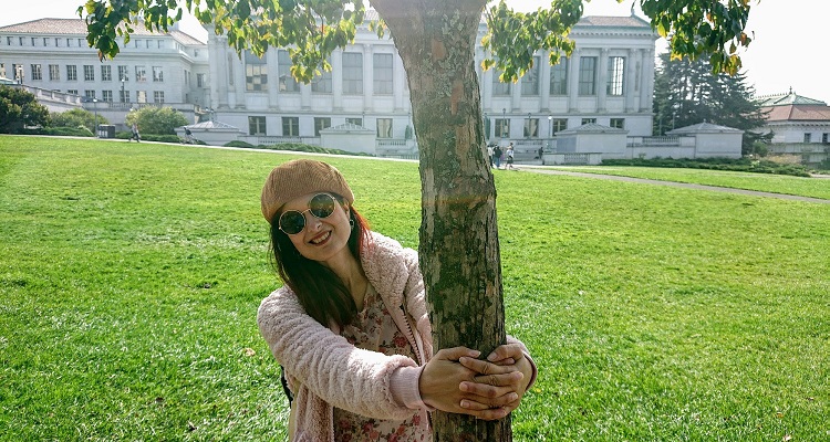 Viaggiare fa bene: ragazza nel Campus di Berkeley