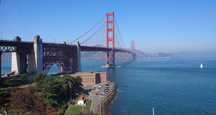 Il Golden Gate Bridge visto da lontano in una giornata di sole