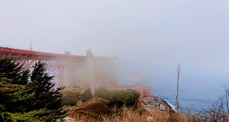 Golden Gate immerso nella nebbia