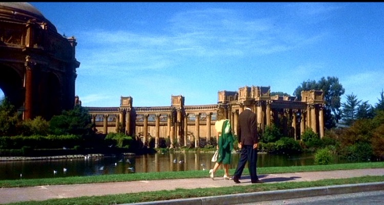 Itinerari cinematografici: scena del film Vertigo, in cui i protagonisti camminano nel parco del Palace of Fine Arts