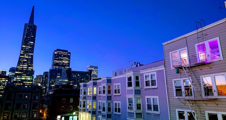 Lo skyline di San Francisco di sera
