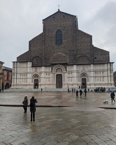 Bologna in due giorni: facciata della Basilica di San Petronio in una giornata uggiosa