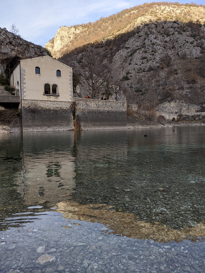 Weekend in Abruzzo: l'Eremo di San Domenico visto dal lago