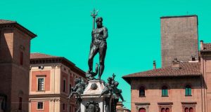 Bologna in 2 giorni: Fontana del Nettuno vista dal basso