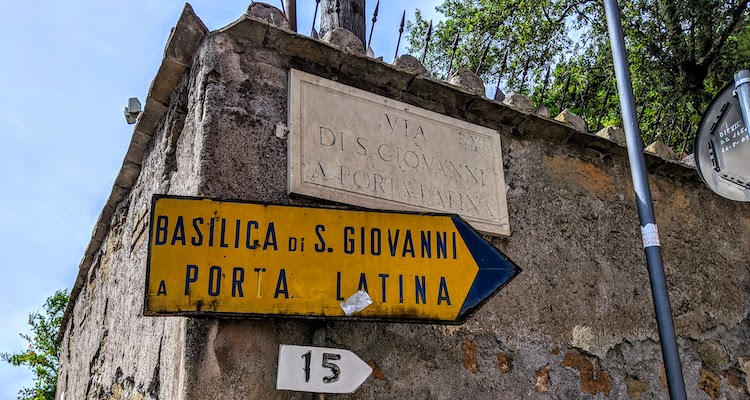 Viaggiamo in Italia: cartello che indica la basilica di Sn Giovanni a Porta Latina