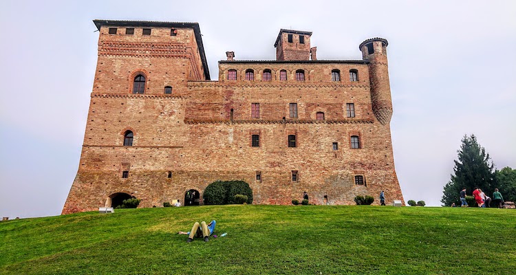 Borghi da visitare quest'estate: il castello di Grinzane Cavour