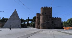 Torneremo a viaggiare: la Piramide Cestia e un solo passante