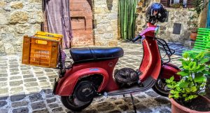 Viaggiamo in Italia: Vespa rossa nel centro di Bolsena