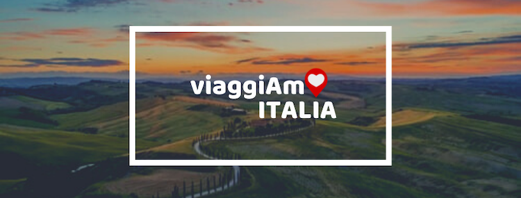 Viaggiamo in Italia: tramonto sui colli con il logo dell'iniziativa ViaggiAmo Italia