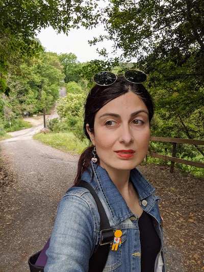Viaggiamo in Italia: ragazza nel bosco