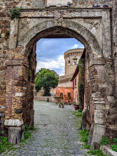 Cosa vedere nel Lazio: ingresso di Ostia Antica con veduta del castello