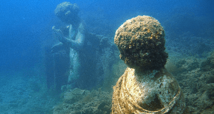 Italia insolita da scoprire: statue sott'acqua nel parco sommerso di Baia
