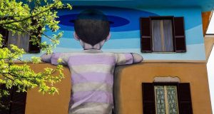 Roma insolita: murale con un bambino che sbircia a Tor Marancia