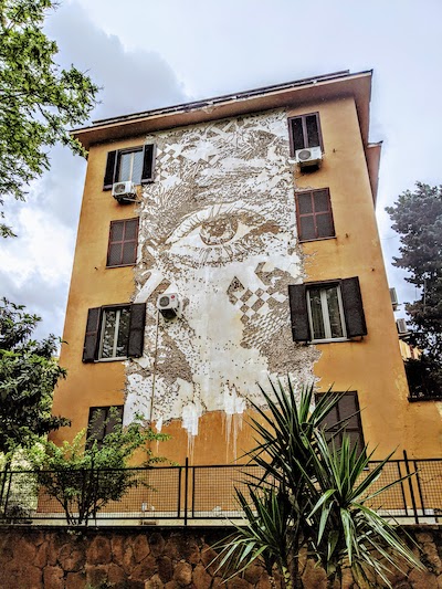 Roma insolita: murale che rappresenta un occhio a Tor Marancia