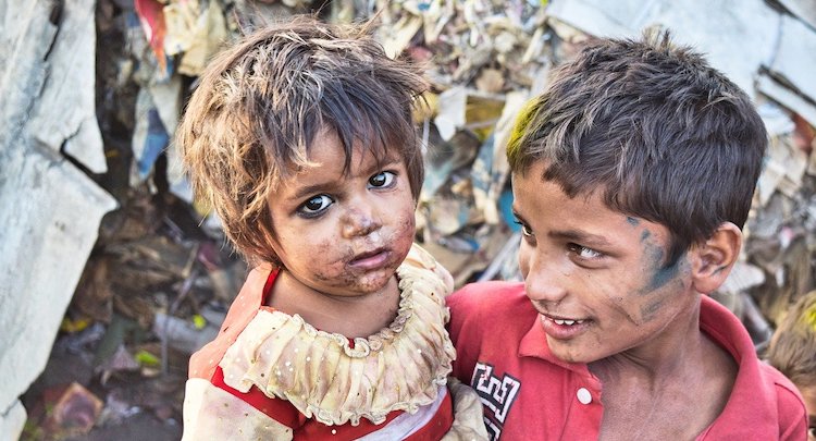 Libri per viaggiare: due bambini indiani sporchi, davanti alla spazzatura
