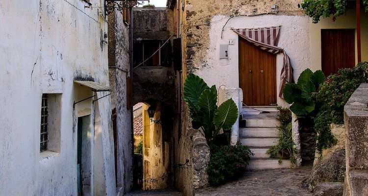 Dove andare in vacanza ad agosto: vecchie case in Calabria