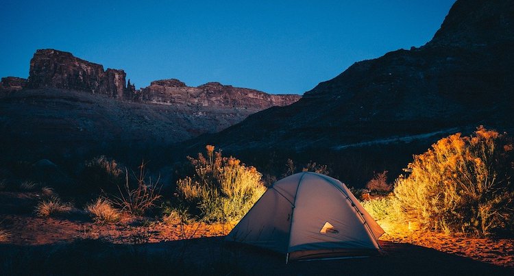 Dove andare in vacanza: tenda da campeggio in montagna, di notte